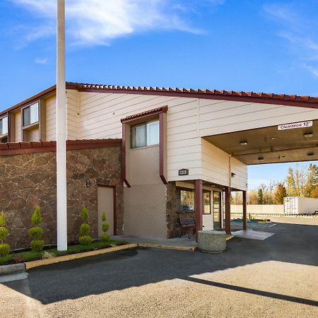 Ramada By Wyndham Medford Airport North Motel Exterior photo