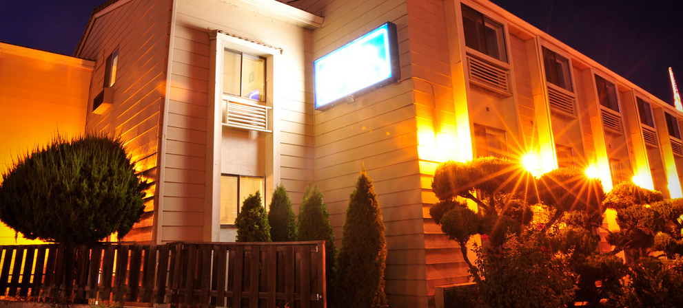 Ramada By Wyndham Medford Airport North Motel Exterior photo