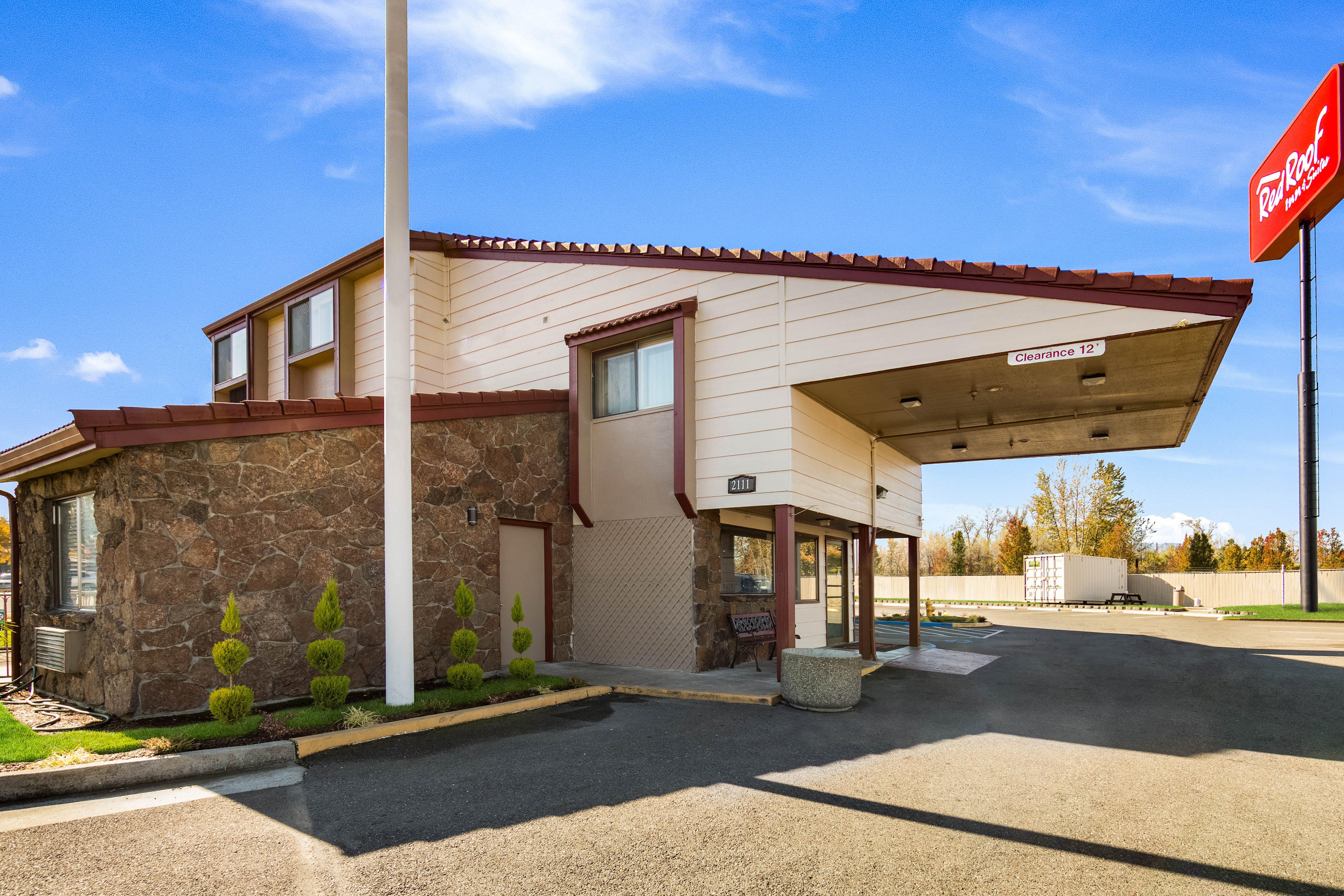 Ramada By Wyndham Medford Airport North Motel Exterior photo