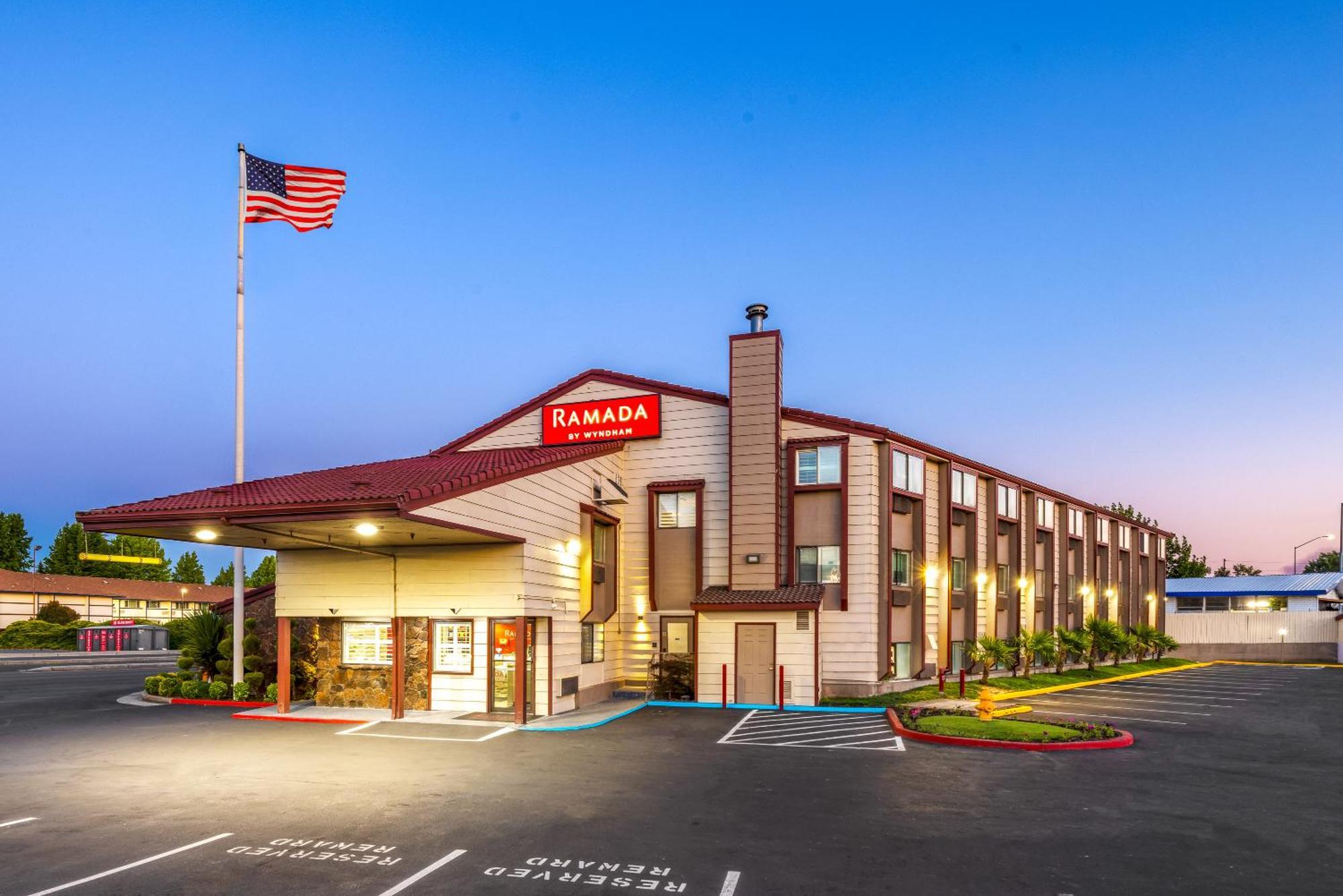 Ramada By Wyndham Medford Airport North Motel Exterior photo