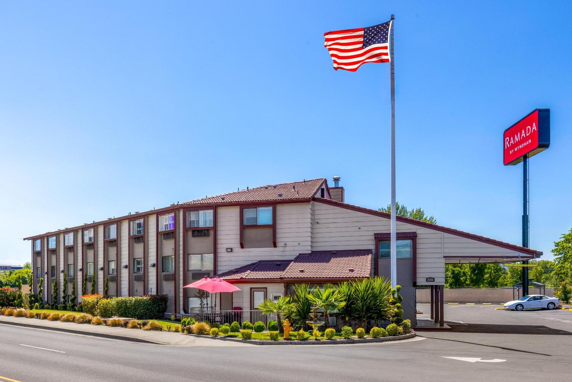 Ramada By Wyndham Medford Airport North Motel Exterior photo
