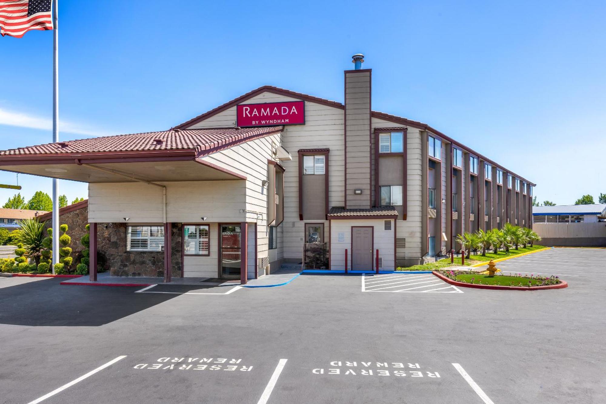 Ramada By Wyndham Medford Airport North Motel Exterior photo