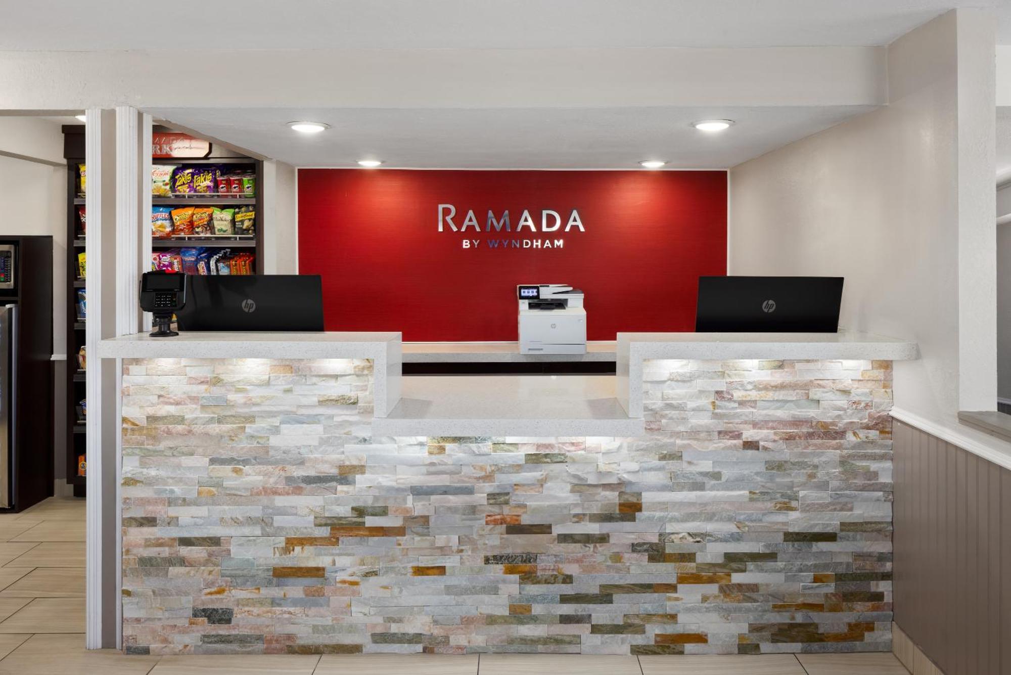 Ramada By Wyndham Medford Airport North Motel Exterior photo