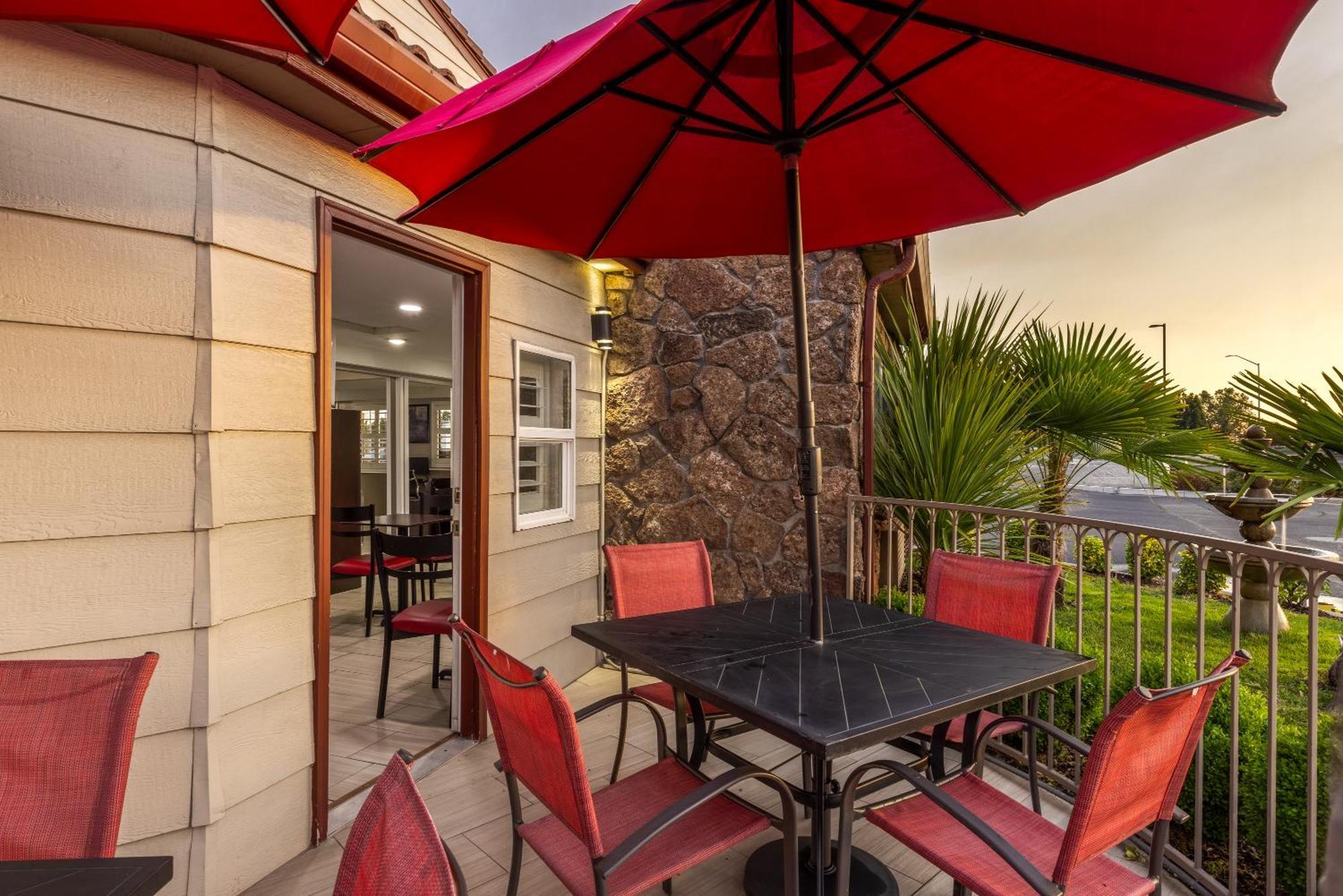 Ramada By Wyndham Medford Airport North Motel Exterior photo