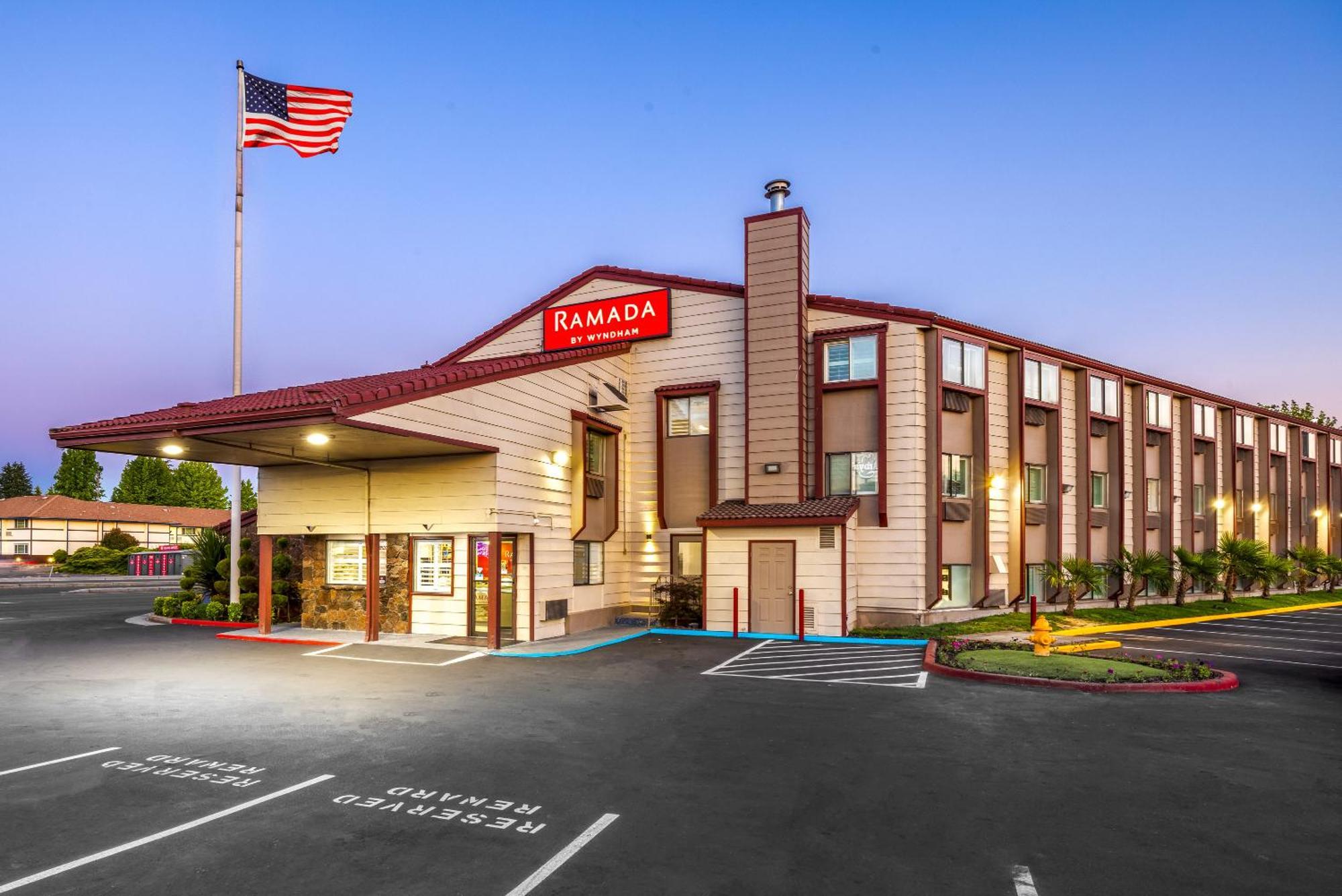 Ramada By Wyndham Medford Airport North Motel Exterior photo