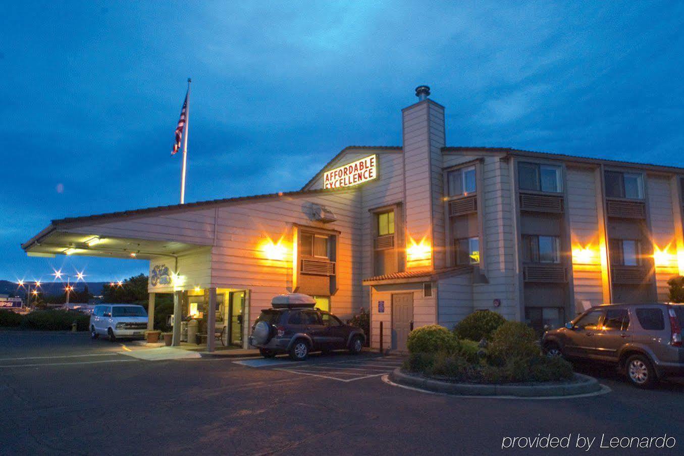 Ramada By Wyndham Medford Airport North Motel Exterior photo