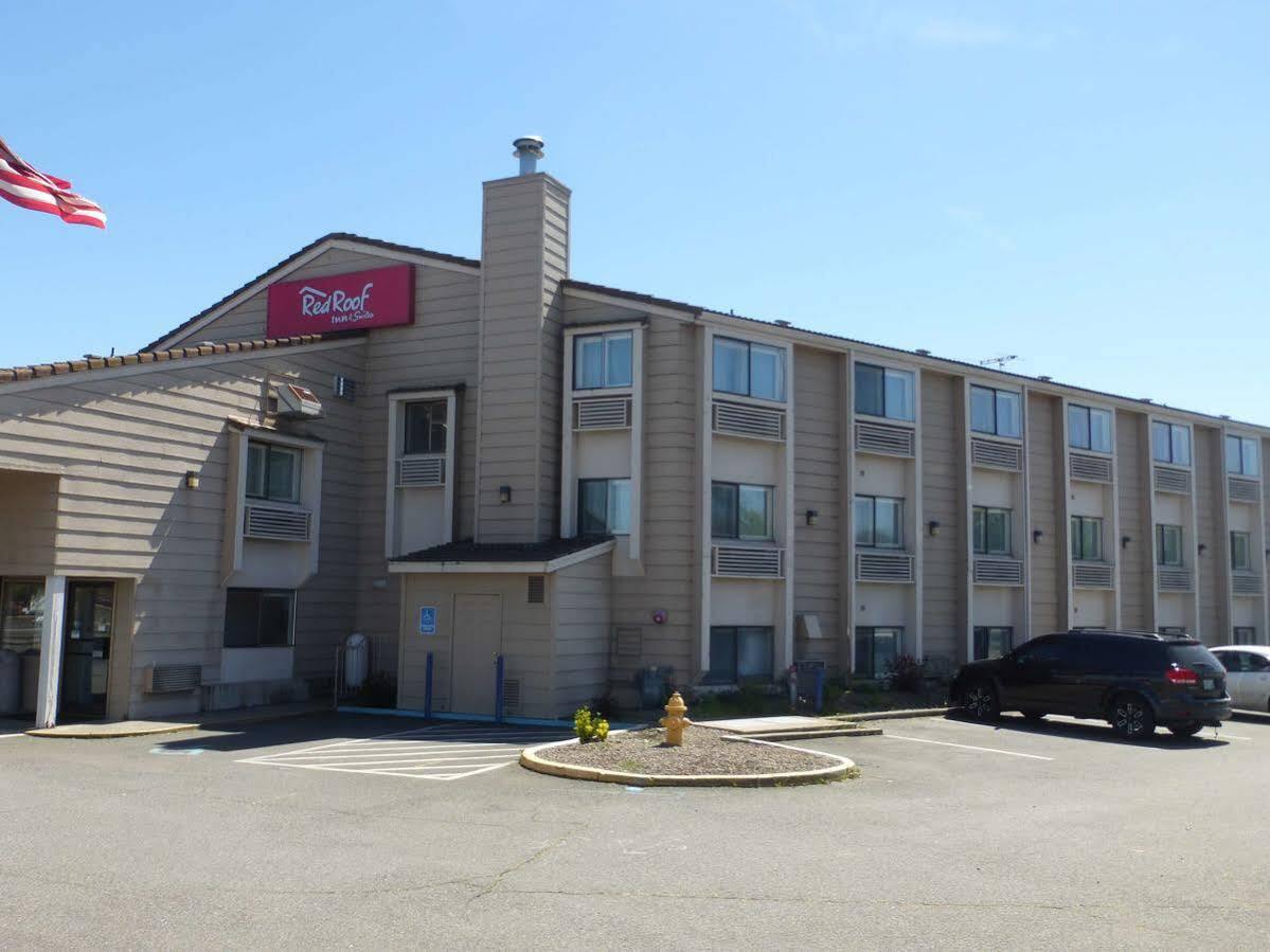 Ramada By Wyndham Medford Airport North Motel Exterior photo
